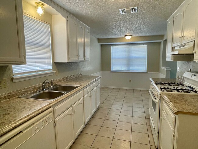 Building Photo - Updated 3 bed 1.5 bath