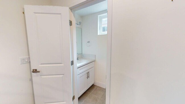 Building Photo - Gated | Light-Filled Townhouse | North Park