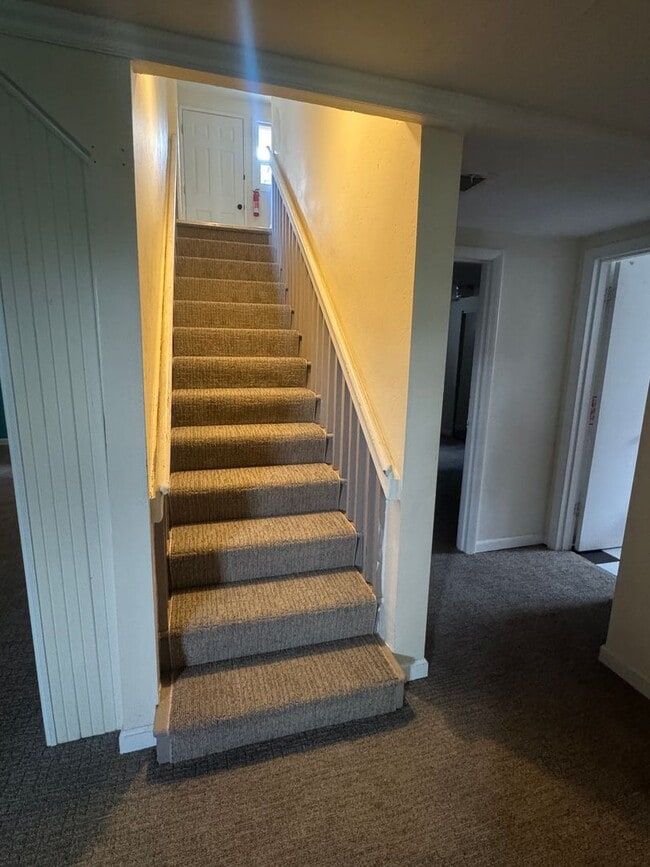 Building Photo - Spacious Home with Great Location