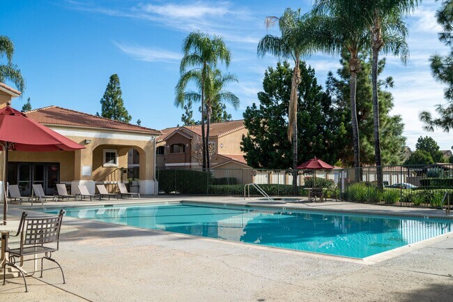 Building Photo - Ground floor spacious 2 Bedroom Condo near pool and gym