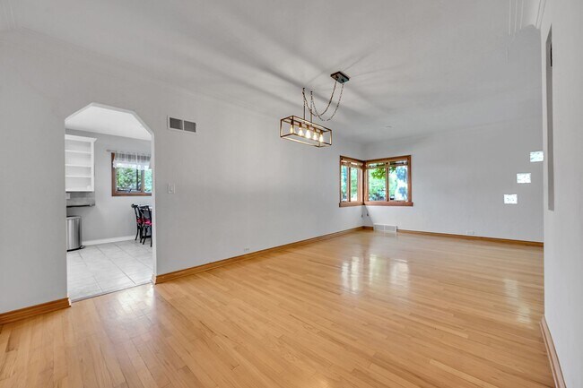 Building Photo - 3 bedroon 1.5 bath home with amazing yard ...