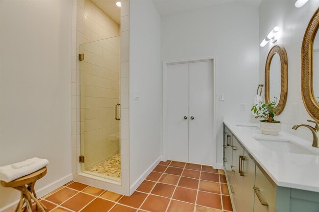 Building Photo - 10916 Sierra Oaks