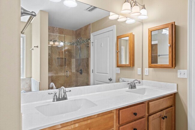 Building Photo - Fantastic 5 Bedroom in Fort Walton Beach!