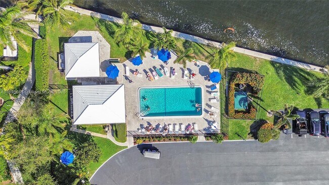 Building Photo - 6385 Bay Club Dr