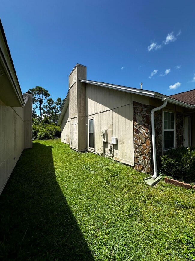 Building Photo - Available from May 15th.  2 Bedroom home with garage. Great Area and Location!