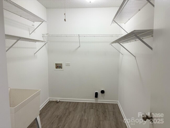 Building Photo - 2303 Highland Park Dr
