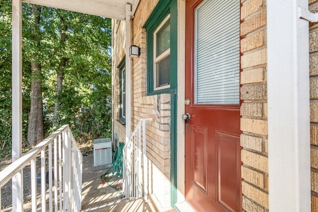 Building Photo - 5924 La Vista Dr