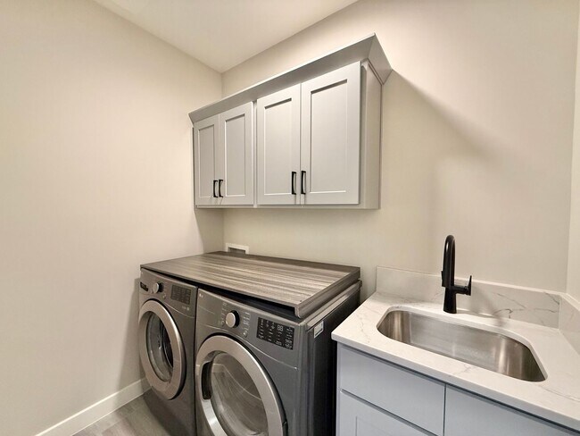 Building Photo - **OFFERING RENT PROMOTION FOR FIRST 6 MONT...