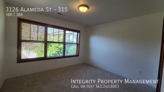 Building Photo - 3126 Alameda St