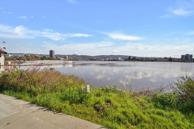 Building Photo - 1425 Lakeside Dr