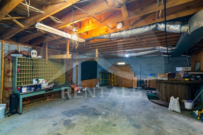 Building Photo - Beautifully remodeled 4 bedroom 2 bath home in Sylva available for year-long lease $2000 a month