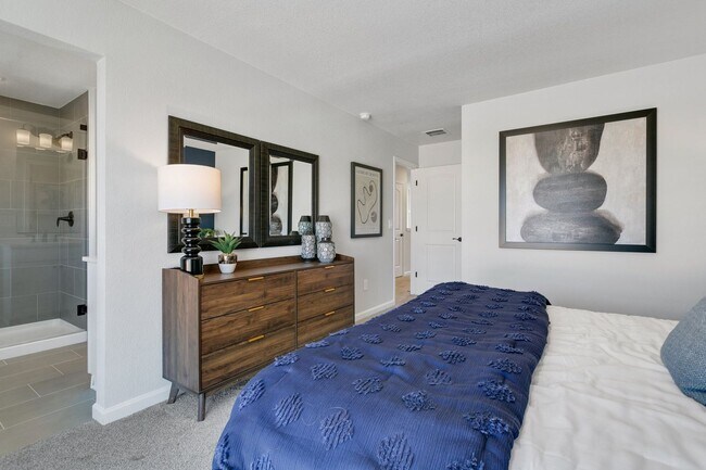 Building Photo - Newer 4 bed Townhome at The Commons at Vic...