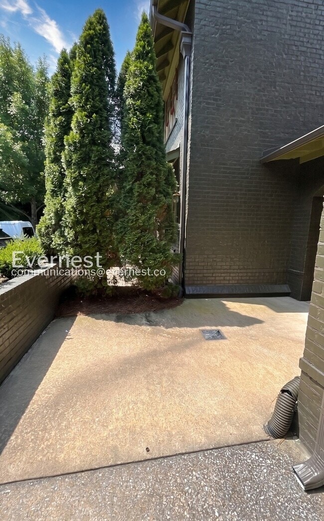 Building Photo - 2 Bed/2.5 Bath Home with Fenced Yard / Available Soon!
