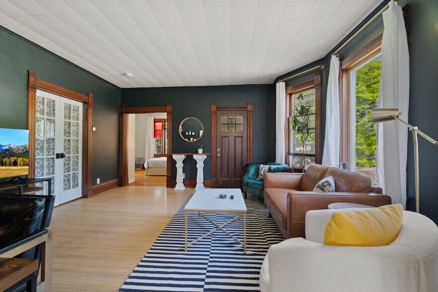 Building Photo - 1028 Porlier St