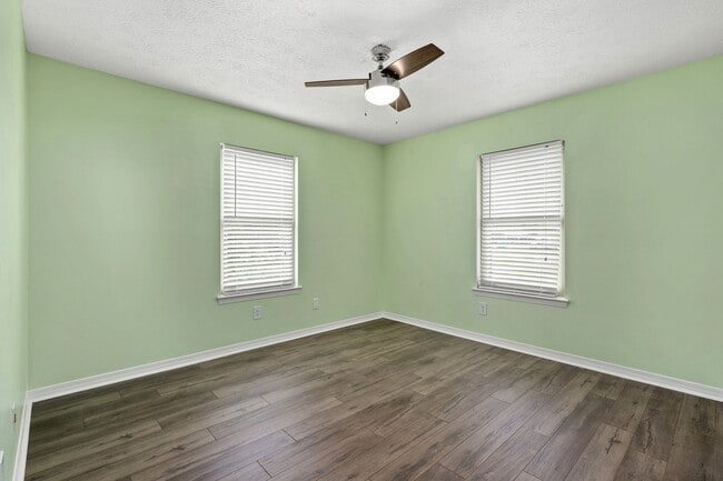 Building Photo - Charming 3Bed/2Ba Duplex Unit Convenient t...