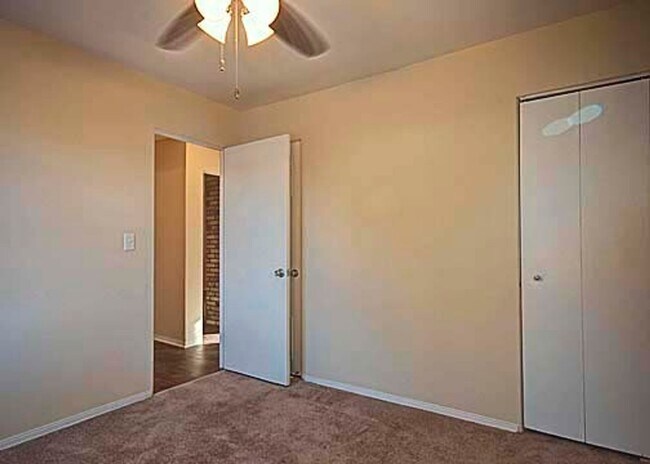 Building Photo - Great Aksarben location!