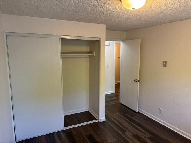 Building Photo - 2 bedroom 1 bath duplex with a garage!