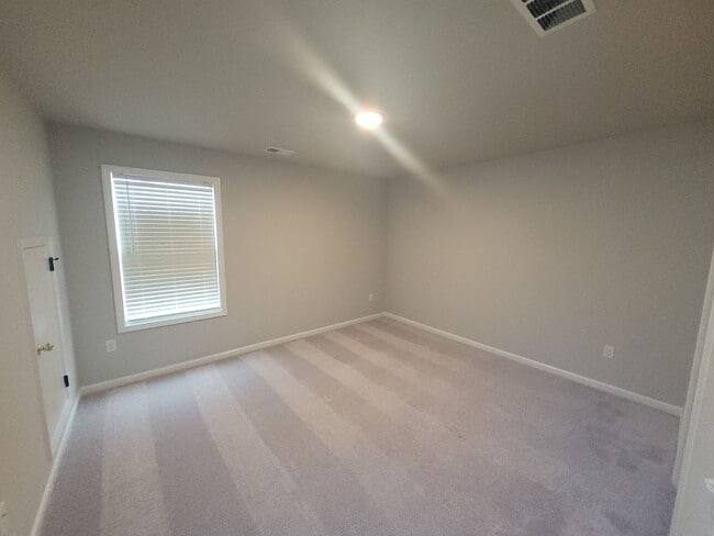 Building Photo - 4 bedroom 2.5 bath