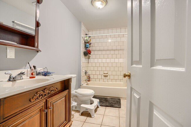 Building Photo - 304 Collins Ave