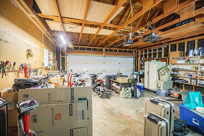 Building Photo - Spacious 3 Bedroom home with Solar Panels