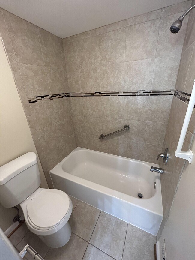 Building Photo - 3095 Hawthorne Dr NE