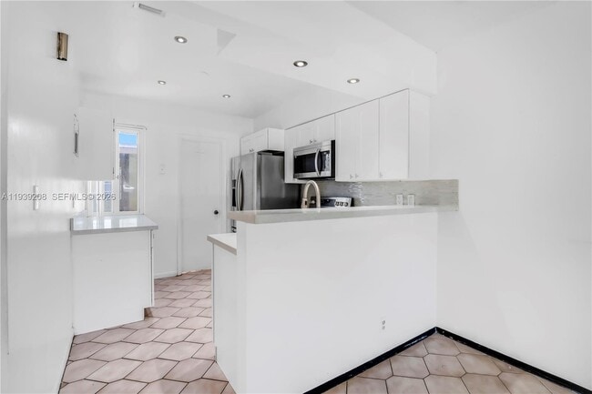 Building Photo - 137 NE 1st Ct