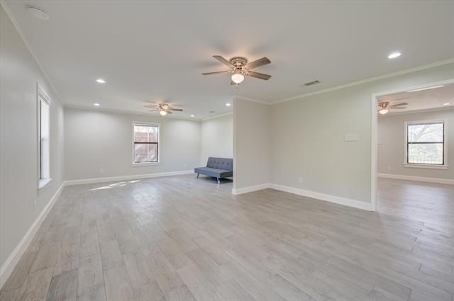 Building Photo - 304 Oak Dr