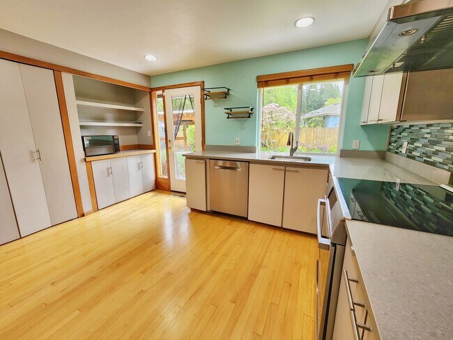 Building Photo - Beautiful 4 Bed 1.75 Bath Home Near Microsoft