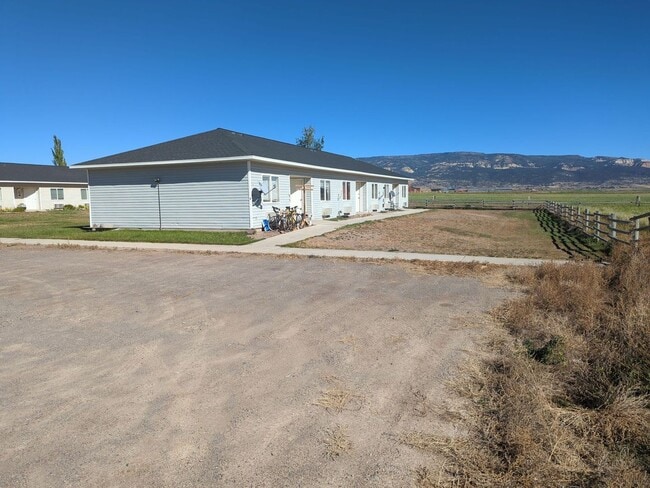 Building Photo - Charming Mountain Studio Apartment