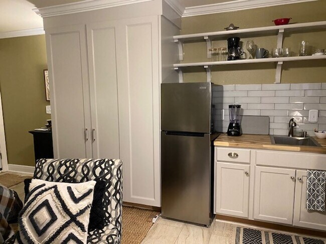 Building Photo - Kings Drive