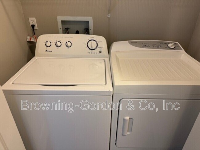 Building Photo - 215 Hillsboro Pl