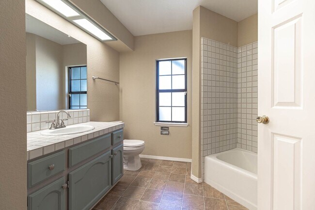 Building Photo - Two story home located near major shopping and restaurants!