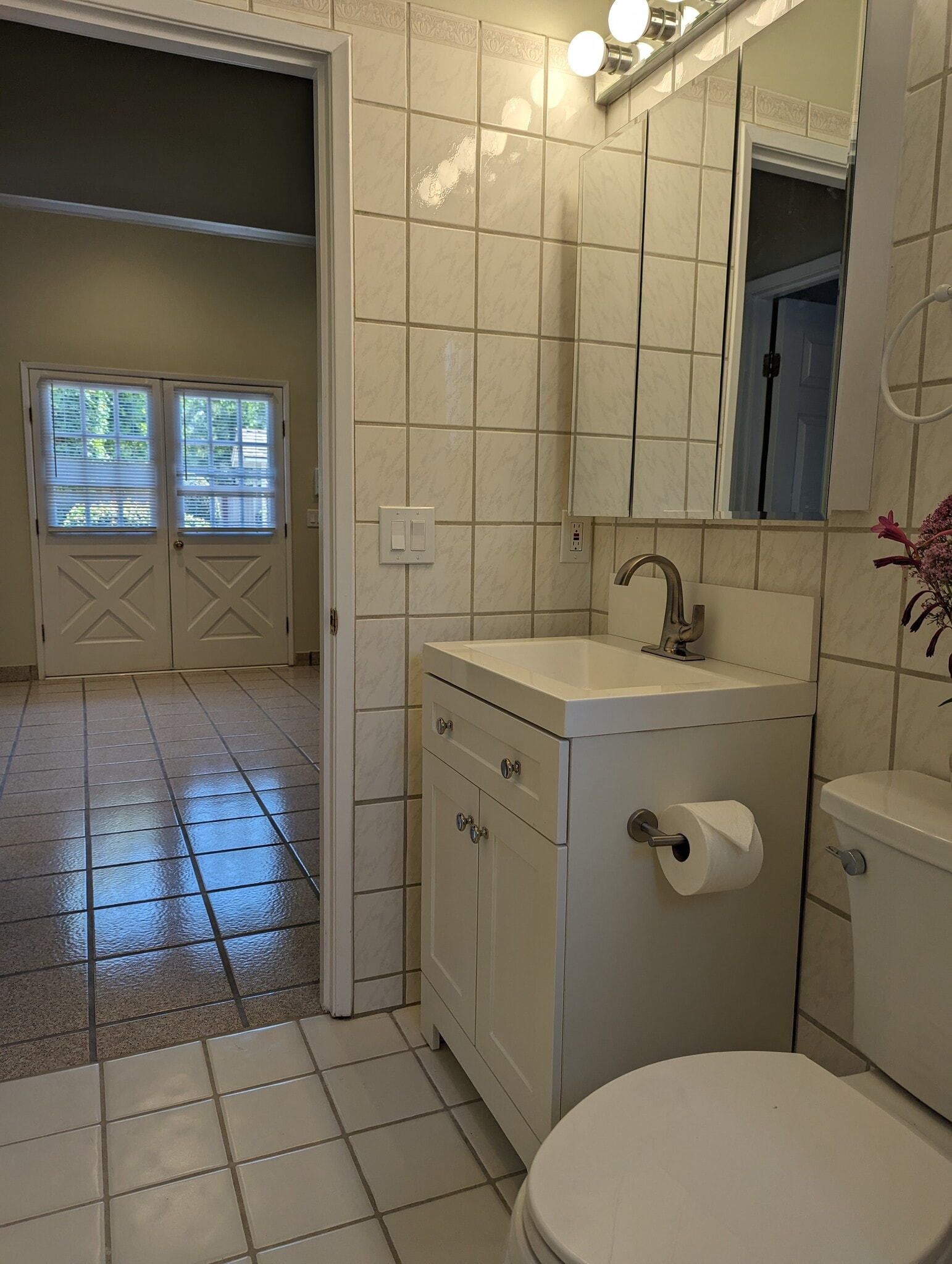 Building Photo - 5440 Topeka Dr