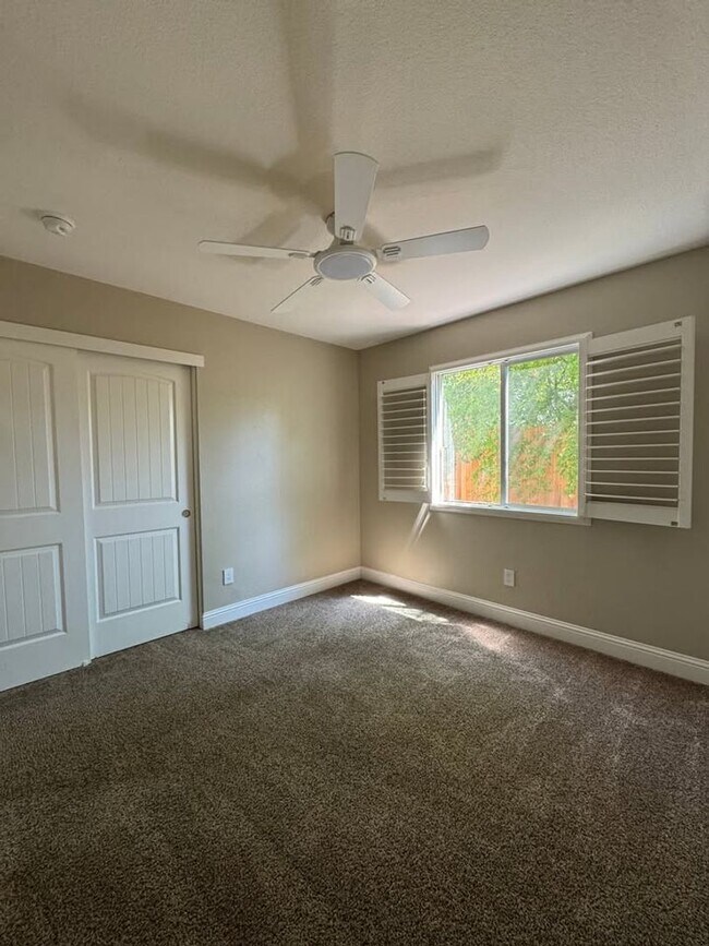 Building Photo - Beautiful home located in a desirable Rose...