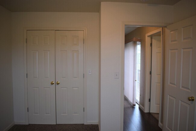Building Photo - 3 bedroom 2 Bathroom Duplex in Hunters Ridge
