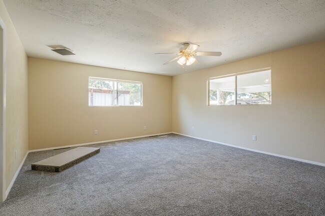 Building Photo - 718 Brassie Dr