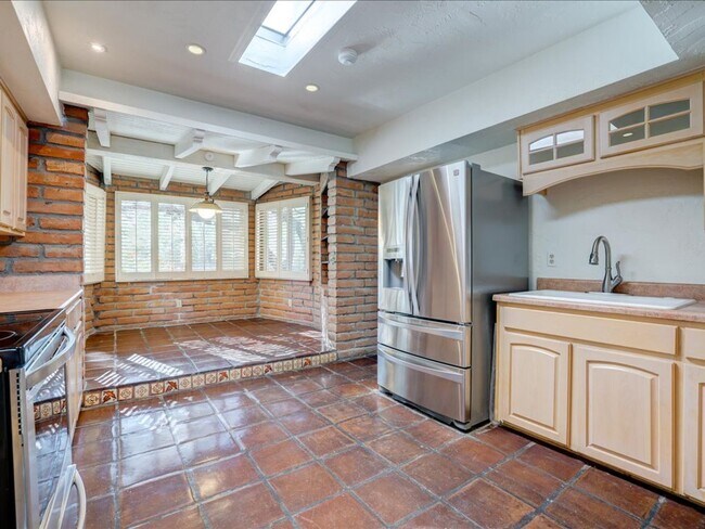 Building Photo - Enjoy stunning Catalina Mountain views fro...