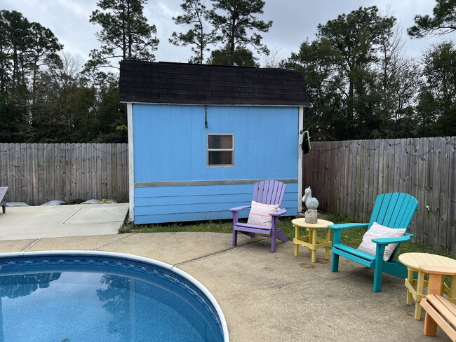 Building Photo - 4-Bedroom Home with Sunroom, Pool and Hot ...