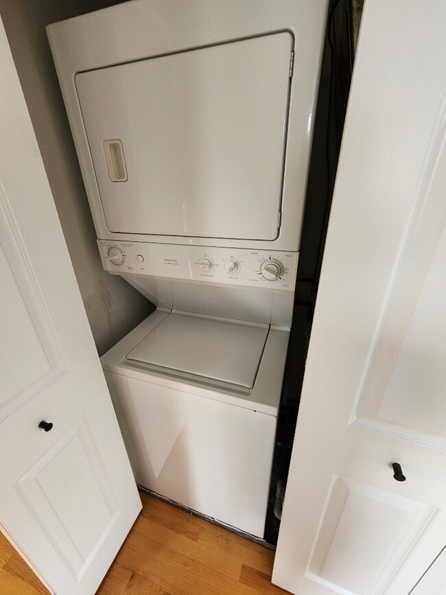 Building Photo - Buena Park - 1 bedroom + Den available ASAP!