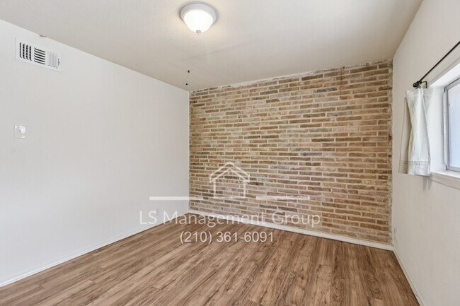Building Photo - 408 Ira Ave