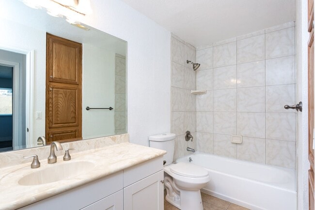 Building Photo - Cozy Condo in Gated Community!