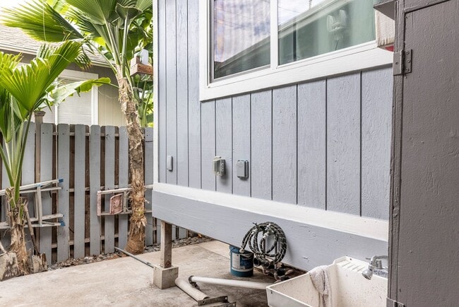 Building Photo - Nanakuli - across BEACH 2/1/1pkg $2,200/mo...