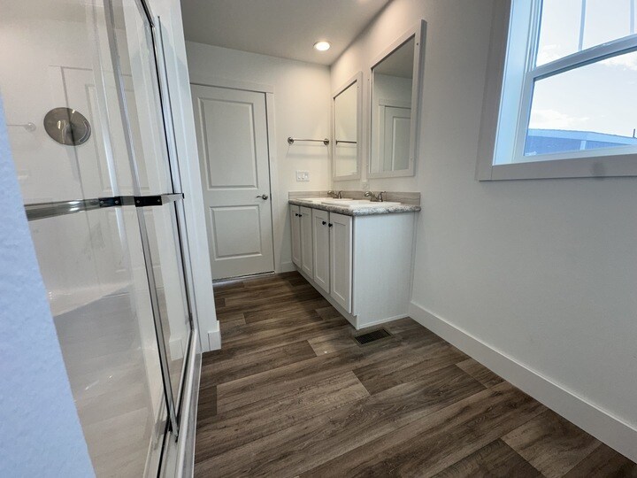 Building Photo - 16 Lapin St