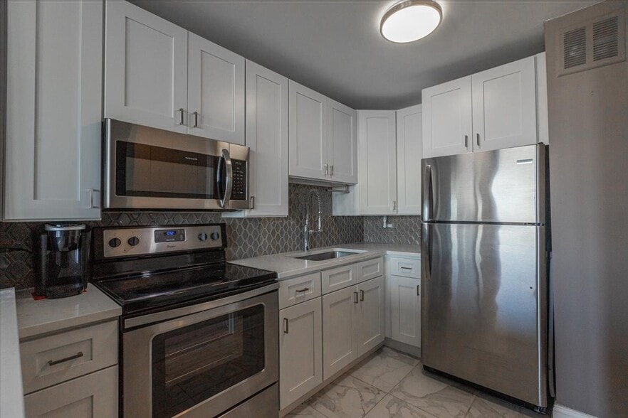 Building Photo - 5445 N Sheridan Rd