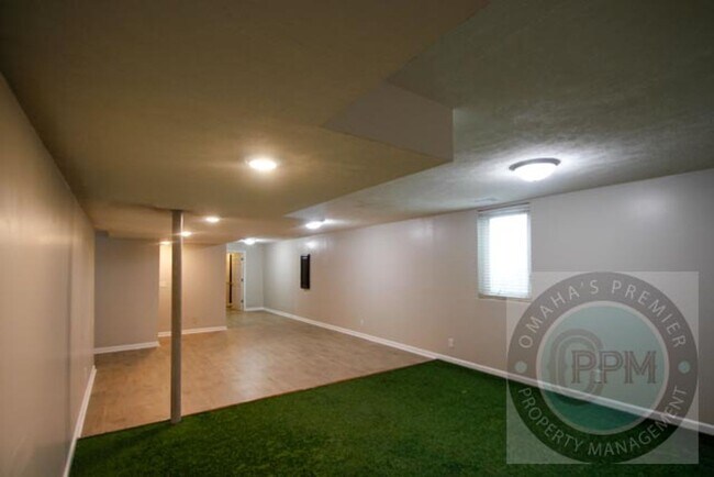 Building Photo - Huge 4-bedroom, 4-bath home