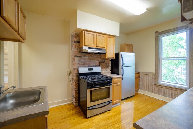 Building Photo - Newly renovated second floor flat availabl...