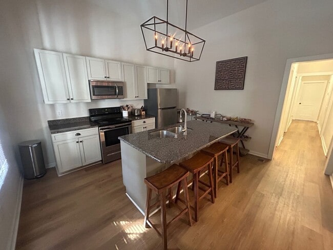 Building Photo - 827 Silver St