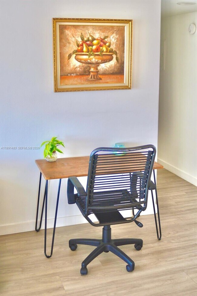 Building Photo - 2910 Point E Dr