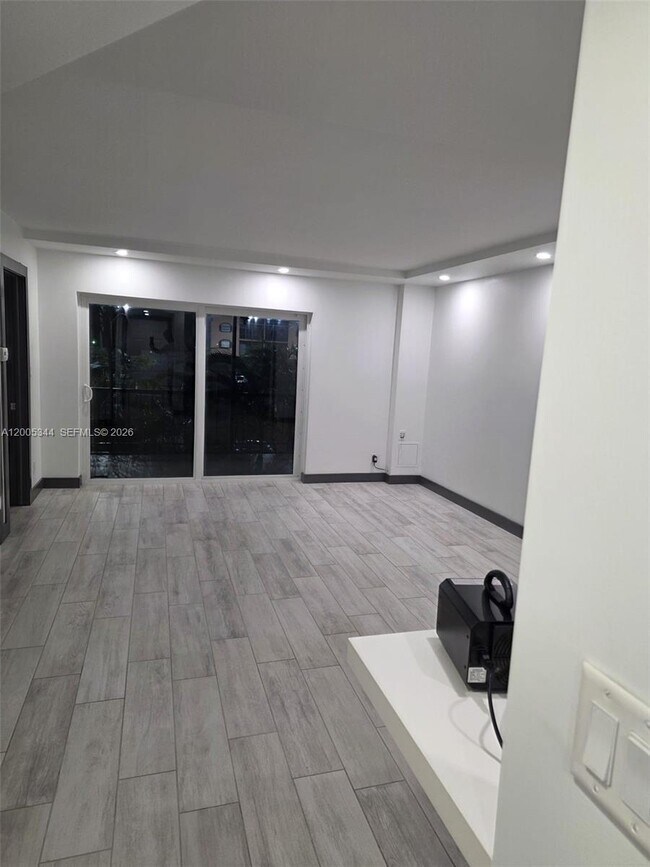 Building Photo - 660 Tennis Club Dr