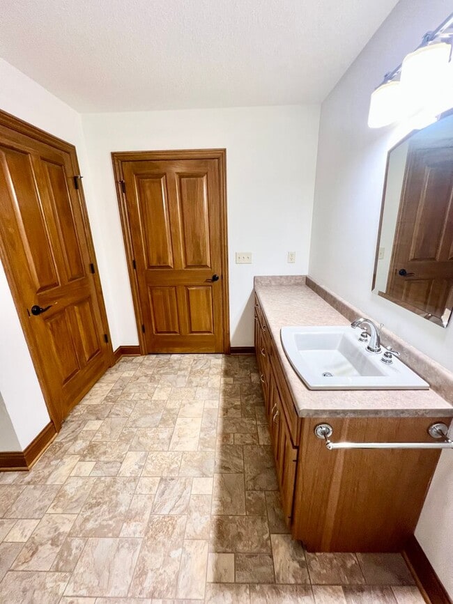 Building Photo - NEW LISTING! 3 Bedroom home